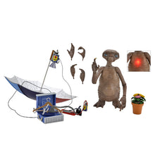 Carica l'immagine nel visualizzatore di Gallery, E.T. THE EXTRA-TERRESTRIAL 40TH ULTIMATE DELUXE E.T. ACTION FIGURE