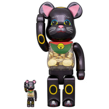 Carica l'immagine nel visualizzatore di Gallery, BEARBRICK 100% 400% MANEKI NEKO GOOD LUCK COIN BLACK
