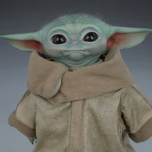 Carica l&#39;immagine nel visualizzatore di Gallery, STAR WARS THE MANDALORIAN THE CHILD LIFE-SIZE STATUE
