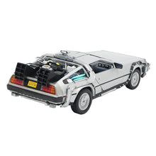 Carica l'immagine nel visualizzatore di Gallery, BACK TO THE FUTURE DELOREAN TIME MACHINE 1:24
