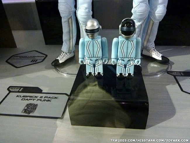 daft-punk-tron-medicom-toy-1